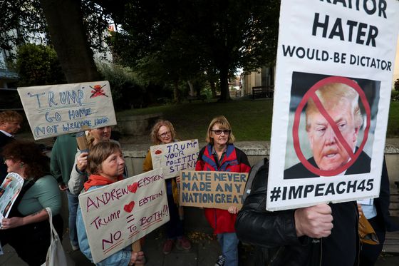 16일(현지시간) 영국 윈저성 앞에서 진행된 '반트럼프 집회'에서 집회 참석자들이 트럼프 대통령을 비난하는 내용의 플래카드를 들고 있다. 로이터=연합뉴스