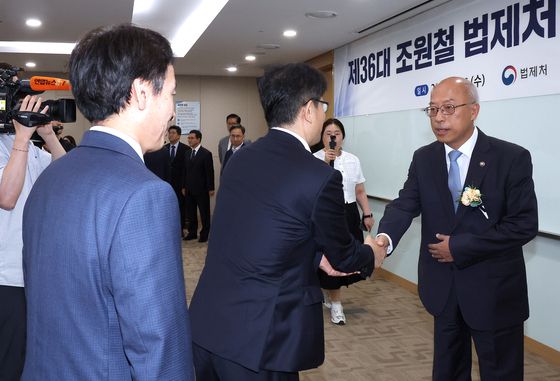 조원철 법제처장이 지난 7월 16일 정부세종청사 법제처 대회의실에서 열린 취임식에서 직원들과 인사하고 있다. 조 처장은 취임식에서 "행정법령의 과감한 정비는 새로운 성장 동력을 찾는 길 중 하나"라고 말했다. 연합뉴스