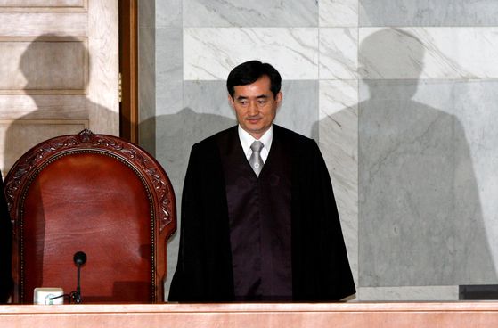 신영철 전 대법관. 사진은 2009년 5월 21일 신영철 당시 대법관의 재판 관여 논란과 관련해 서울고법판사회의가 열린 날 신 대법관이 서울 서초 대법원 청사에서 대법원 판결에 참석한 모습. 그 뒤로 그림자가 보인다. 조문규 기자