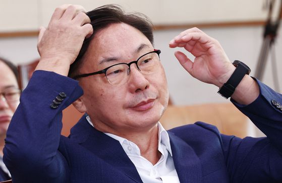 이화영 전 경기도 평화부지사가 지난해 10월 2일 오전 서울 여의도 국회 법제사법위원회에서 열린 박상용 수원지검 부부장검사 탄핵소추사건 조사 청문회에 출석, 머리를 넘기고 있다. 뉴스1