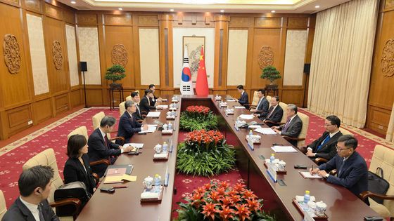 조현 외교부 장관이 17일(현지시간) 오후 베이징 댜오위타이에서 열린 한·중 외교장관회담에서 왕이 중국공산당 외사판공실 주임 겸 외교부장과 악수를 하고 있다. 외교부