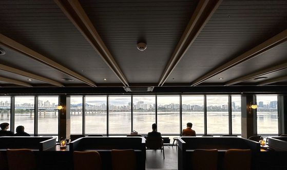 18일 한강버스에 탑승한 오세훈 서울시장. 문희철 기자