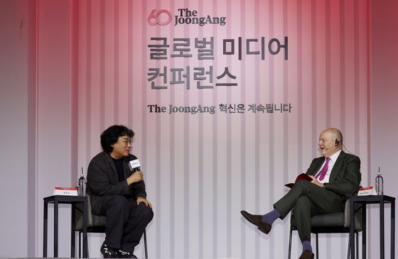 18일 서울 소공동 롯데호텔에서 열린 중앙일보 창간 60주년 글로벌 미디어 컨퍼런스에서 봉준호 감독(왼쪽)과 마크 톰슨 CNN CEO가 대담하고 있다. 장진영 기자