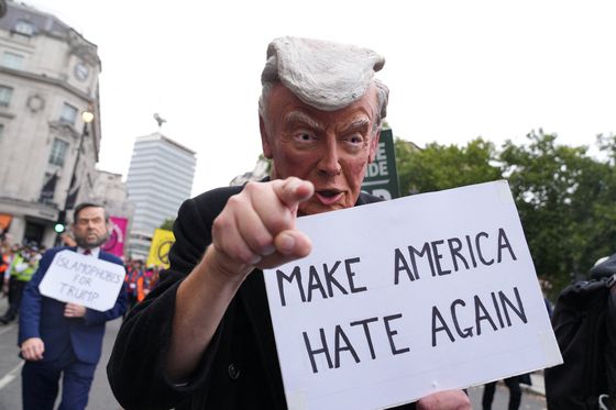 도널드 트럼프 미국 대통령과 영부인 멜라니아 트럼프의 국빈 방문 기간 런던에서 도널드 트럼프 미국 대통령으로 분장한 한 사람이 '트럼프 환영 반대' 시위와 집회에 참여하고 있다. 로이터=연합뉴스