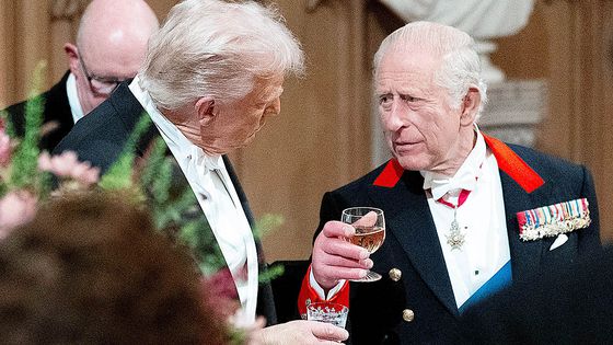 도널드 트럼프 미국 대통령과 찰스 3세 영국 국왕이 17일(현지시간) 영국 윈저성에서 열린 공식 국빈만찬에 잔을 들고 대화를 나누고 있다. 트럼프 대통령의 잔에는 다른 귀빈들과 달리 투명한 음료가 담겨져 있다. 트럼프 대통령은 술을 전혀 마시지 않는다. 로이터=연합뉴스