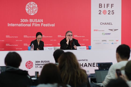 기예르모 델 토로 감독(오른쪽)이 19일 부산 영화의전당에서 열린 제30회 부산국제영화제 '프랑켄슈타인' 기자회견에서 인사말을 하고 있다. 연합뉴스