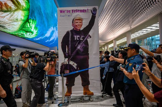 미국 조지아주 포크스턴 이민세관단속국(ICE) 구금 시설에서 체포·구금됐다 풀려난 한국인 316명이 탑승한 전세기가 12일 인천국제공항 2터미널에 도착한 가운데, 이제석 이제석광고연구소 대표가 공항 입국장에서 트럼프 미국 대통령 얼굴이 담긴 플래카드 퍼포먼스를 펼치고 있다. 김경록 기자. 2025.09.12.