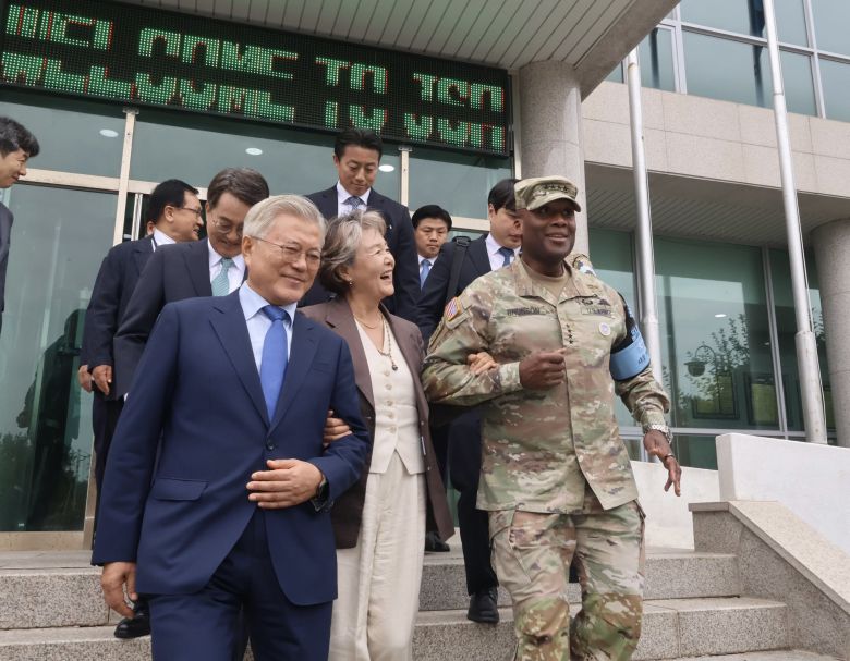 문재인 전 대통령과 김정숙 여사, 제이비어 브런슨 주한미군사령관 겸 한미연합군사령관. 사진 제이비어 브런슨 사령관