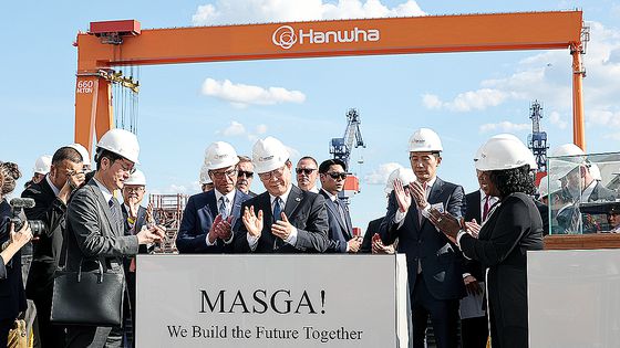 이재명 대통령이 지난달 26일(현지 시간) 필라델피아 한화 필리조선소를 방문해 현장 시찰을 한 뒤 방명록에 서명 후 박수를 치고 있다. 대통령실사진기자단