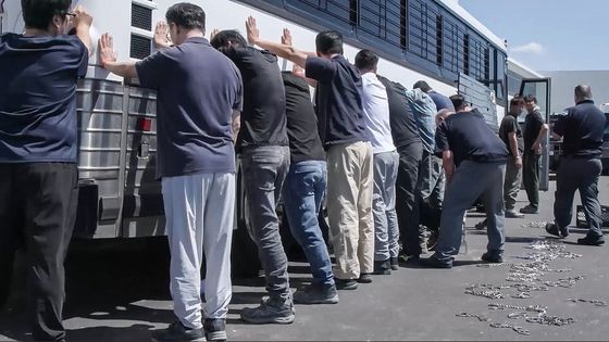미국 이민세관단속국(ICE)과 국토안보수사국(HSI) 등 소속 요원들이 지난 4일(현지시간) 현대자동차와 LG에너지솔루션이 조지아주 서베나에 공동으로 건설중인 배터리 공장에서 현장 직원들의 몸과 다리를 수갑과 쇠사슬로 묶고 있는 모습. 사진 ICE 동영상 캡처
