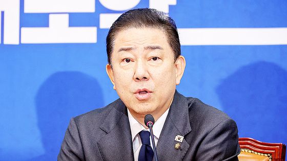 더불어민주당 서영교 의원이 10일 서울 여의도 국회에서 열린 법제사법위원회 전체회의에서 검찰에서 유실된 관봉권 띠지 사진과 관봉권 자료 사진을 들고 검찰 개혁 입법청문회 개최의 필요성을 발언하고 있다. 연합뉴스