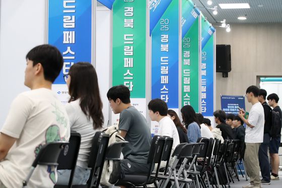 이재명 대통령이 19일 서울 마포 구름아래소극장에서 열린 2030 청년 소통·공감 토크콘서트에서 단체 기념촬영을 하고 있다. 대통령실사진기자단