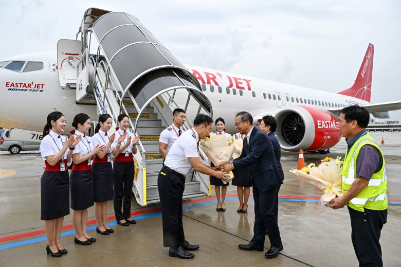 19일 김포국제공항 계류장에서 조중석 이스타항공 대표가 운항승무원들에게 꽃다발을 수여하고 있다. 김경록 기자