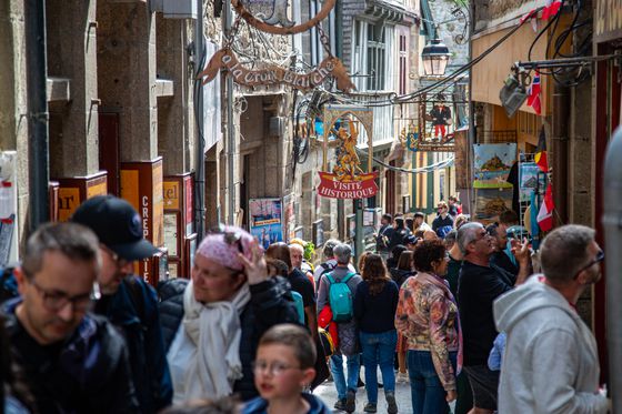 프랑스 노르망디 지방의 몽생미셸은 예부터 유명한 가톨릭 순례지이자 관광지였다. 인파 북적이는 마을 골목.