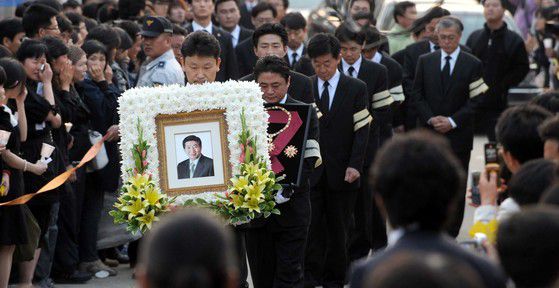 2009년 5월 29일 오전 경남 김해 봉하마을에서 엄수된 노무현 전 대통령 발인식에서 고인의 영정을 든 사위 곽상언 더불어민주당 의원을 선두로 가족들이 뒤따르고 있다. 중앙포토