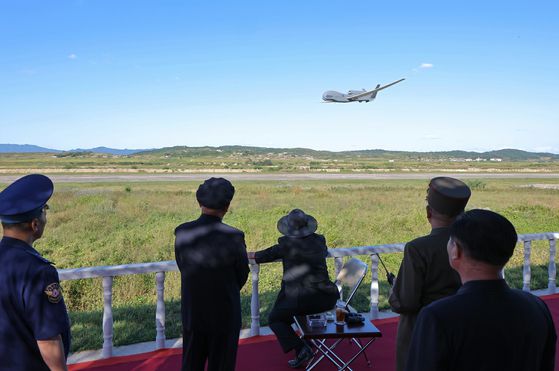 북한 노동당 기관지 노동신문은 19일 김정은이 전날 무인항공기술연합체 산하 연구소와 기업소를 방문해 무인 무장 장비의 성능시험을 지도했다고 보도했다. 이날 성능시험에도 북한판 '글로벌호크'로 불리는 '샛별-4형'이 등장했다. 노동신문=뉴스1