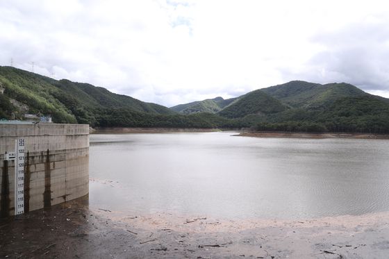 21일 강원 강릉시 주요 상수원인 오봉저수지 상류 인근에서 시민들이 저수지를 쳐다보고 있다. 연합뉴스