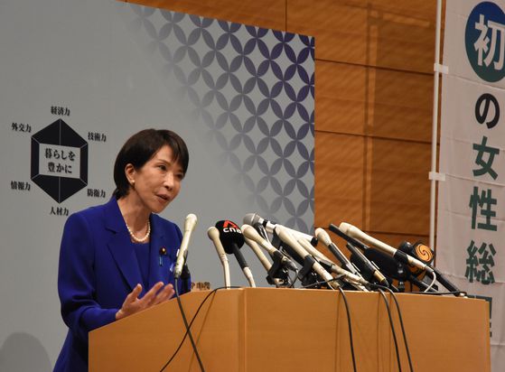 다카이치 사나에 전 경제안보담당상이 19일 일본 국회에서 자민당 총재 선거 출마회견을 하고 있다.오누키 도모코 특파원