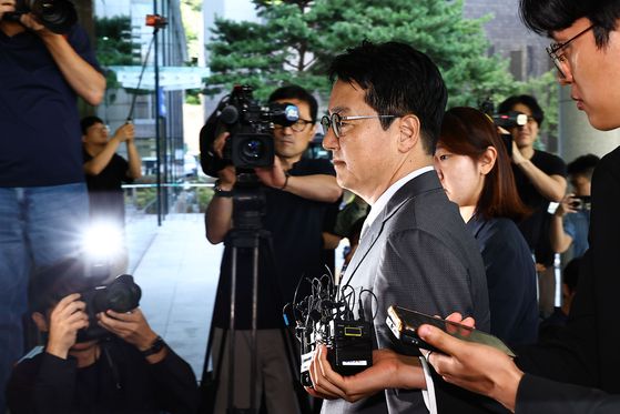 심우정 전 검찰총장이 21일 서울고등검찰청에 마련된 내란 특검 사무실에 피고발인 신분으로 조사를 받기 위해 출석하고 있다. 김종호 기자