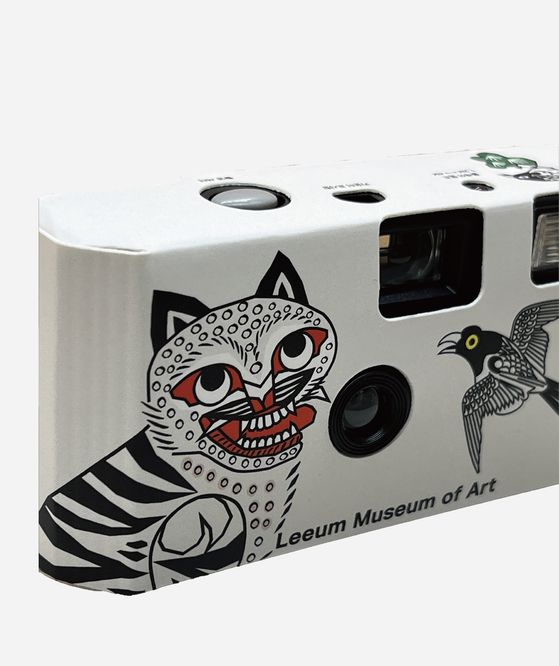 까치 호랑이가 그려진 1회용 카메라. [사진 리움미술관]