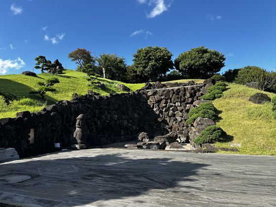 성범영 생각하는 정원 원장(오른쪽)과 아들인 성주엽 대표이사가 지난 8월 25일 정원의 소나무 앞에서 미소를 짓고 있다. 최충일 기자