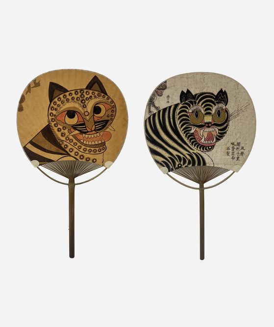 [까치와 호랑이가 그려진 종이 부채. [사진 리움미술관]