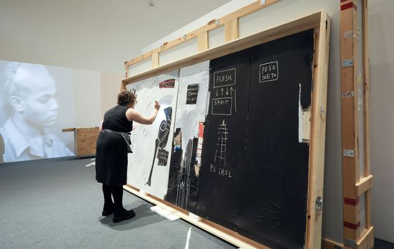 육체와 영혼(Flesh and Spirit), 1982~83, 캔버스에 오일 스틱, 제소, 아크릴 및 종이, 패널 2개, 368.3x368.3㎝, 미국 파커 재단 소장. ⓒEstate of Jean-Michel Basquiat. Licensed by Artestar, New York. 사진 바스키아 재단