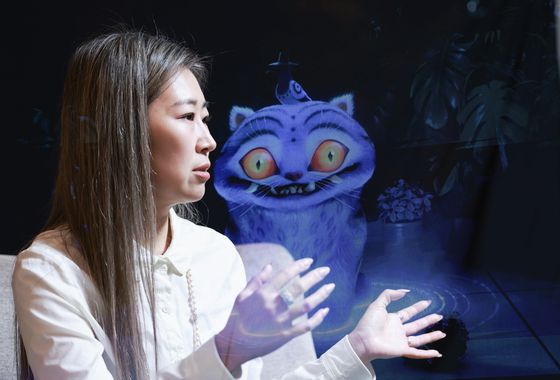 지난 18일 서울 소공동 롯데호텔에서 인터뷰 중인 ‘케이팝 데몬 헌터스’(‘케데헌’)의 매기 강 감독. 배경에 애니메이션 속 호랑이 캐릭터 '더피' 이미지를 합성했다. 권혁재 사진전문기자