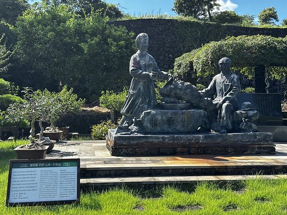 제주 생각하는 정원을 찾은 관광객들이 성범영 원장의 안내를 받고 있다. 최충일 기자