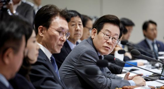 이재명 대통령이 지난 9일 국무회의 도중에 윤호중 행정안전부 장관에게 업무 지시를 하고 있다. [대통령실사진기자단]