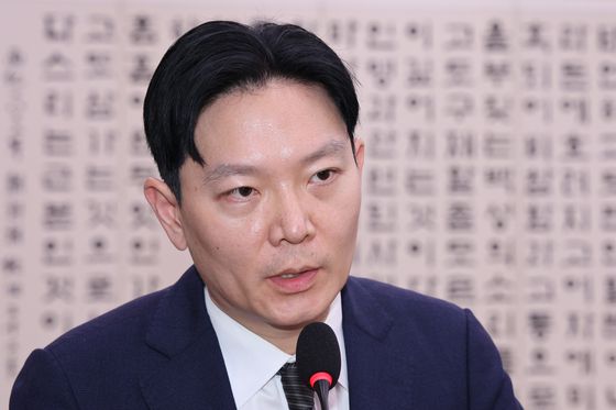 지난 16일 서울 여의도 국회에서 열린 법제사법위원회 전체회의에서 박균택 더불어민주당 의원이 곽규택 국민의힘 의원의 발언에 항의하고 있다. 뉴스1