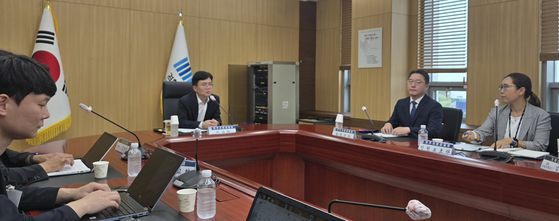 신대경 전주지검장이 22일 전주지검 중회의실에서 열린 기자간담회에서 모두 발언을 하고 있다. 신 지검장 오른쪽부터 조만래 차장검사, 조희영 인권보호관(부장검사). 김준희 기자