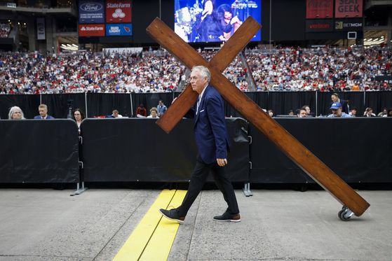 JD 밴스 미국 부통령이 21일(현지시간) 애리조나주 글렌데일 스테이트팜 스타디움에서 열린 우익 운동가 찰리 커크의 공개 추모식에서 연설하고 있다. AFP=연합뉴스