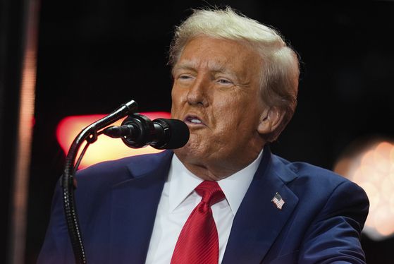 이재명 대통령과 강훈식 대통령실 비서실장이 지난 8월 25일(현지시간) 미국 워싱턴DC 백악관 오벌오피스에서 '결단의 책상'에 앉은 도널드 트럼프 대통령과 이야기를 나누고 있다. 백악관