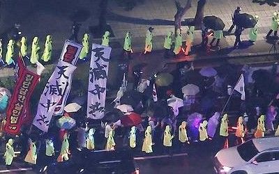 중국의 부정 선거 개입 의혹을 제기해온 보수 성향 단체들이 지난 19일 서울 명동 집회가 경찰에 의해 제한되자 종각 인근에서 반중 구호를 외치며 행진하고 있다. [뉴스1]