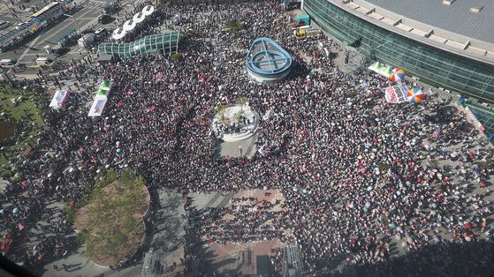 21일 동대구역 광장에서 국민의힘 주최 ‘야당탄압·독재정치 국민 규탄대회’가 열리고 있다. 국민의힘은 5년 8개월 만에 주최한 이날 집회에 7만여 명이 참여했다고 밝혔다. [뉴시스]
