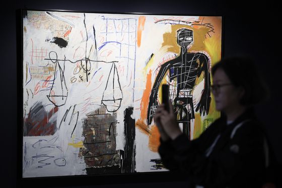 22일 오전 서울 동대문디자인플라자에서 '장 미셀 바스키아 : 과거와 미래를 잇는 상징적 기호들' 특별전 기자간담회에 참석한 기획자 디터 부흐하르트(왼쪽부터), 안나 카리나 호프바우어, 바스키아의 여동생 제닌 에리보 내외, 컬렉터 래리 워시, 숨 프로젝트 이지윤 총괄감독, 데이비드 스타크 바스키아 재단 이사장. 전민규 기자