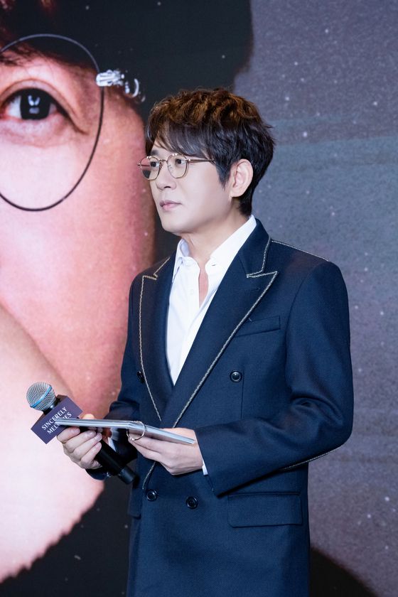 신승훈은 "마지막 앨범이란 생각으로 진심을 다해 만들었다. 홍보용 문구가 아니라 진정으로 마음을 쏟았다"고 정규 12집 작업기를 전했다. 사진 도로시컴퍼니