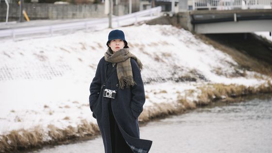 미야케 쇼 감독의 영화 '여행과 나날'의 주인공은 심은경 배우가 연기한 시나리오 작가 '이'다. 그는 연필로 시나리오를 쓰고, 문득 떠난 여행에서 허름한 숙소에 머물며 평범하면서도 새로운 이야기를 발견한다. 사진 엣나인필름