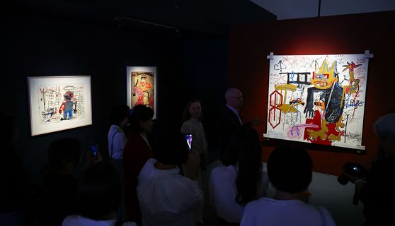 서울 동대문디자인플라자(DDP) 전시1관에서 22일 선공개된 ‘장 미셸 바스키아: 과거와 미래를 잇는 상징적 기호들' 전시에 나온 리움미술관 소장 '무제(검은 인물)'. 전민규 기자