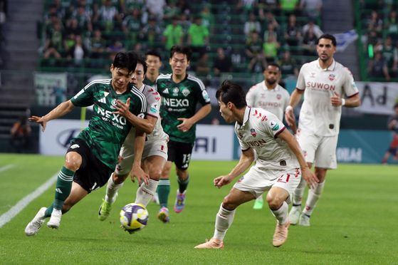 전북 현대 전진우(왼쪽)가 17일 수원FC전에서 문전으로 쇄도하고 있다. [연합뉴스]