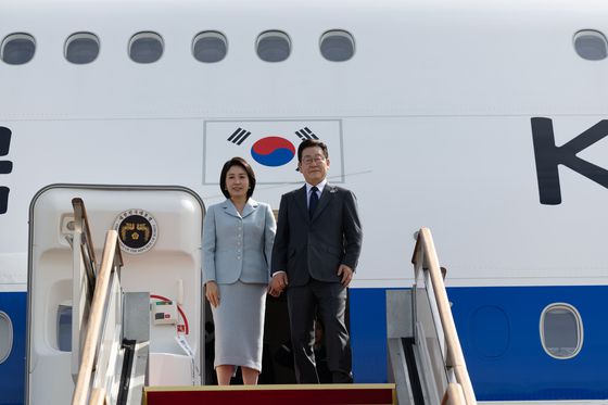 이재명 대통령과 김혜경 여사가 미국 뉴욕에서 열리는 제80차 유엔총회 참석을 위해 지난 22일 경기도 성남 서울공항을 통해 출국하고 있다. 뉴스1