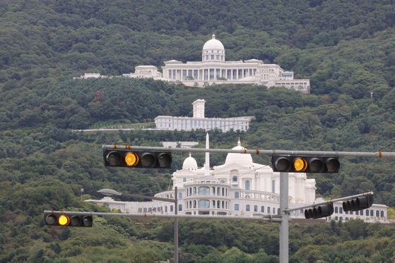 한 총재는 통일교 내에서 '참어머니'로 불리며 최고 지도권을 행사하고 있다. 김건희 특검팀인 통일교 차원에서 권성동 국민의힘 의원에게 대선자금을 제공하고 신도들을 강제로 국민의힘 당원에 입당시키는 과정 전반을 한 총재가 승인했을 것으로 의심하는 이유다. 사진은 경기도 가평군에 위치한 통일교 본부. 연합뉴스