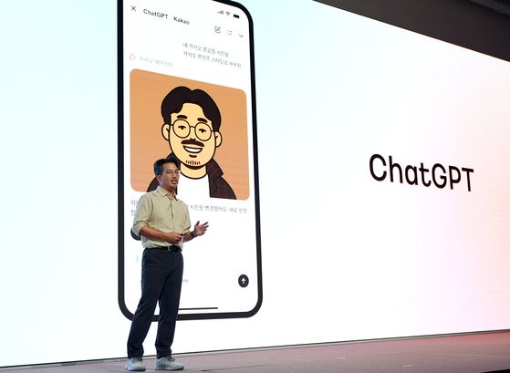 챗GPT와의 협업 프로덕트를 발표하는 유용하 AI에이전트 플랫폼 성과리더. 사진 카카오