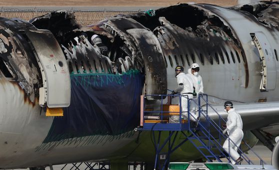 부산 강서구 김해국제공항 계류장 에어부산 항공기 화재현장에서 국토교통부 항공철도사고조사위원회와 국립과학수사연구원, 소방, 경찰 그리고 프랑스 항공사고조사위원회 등이 합동감식을 진행하고 있다. 송봉근 기자