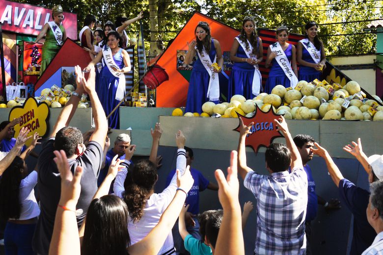 멘도사의 포도 수확 축제인 벤디미아. 행사의 하이라이트는 멘도사 각 지역 대표 여성들이 화려한 의상과 장식을 하고 각 농장에서 수확한 포도와 과일을 나눠주는 시간이다. 이 들 중 한 명이 벤디미아 여왕으로 꼽히며 한 해 동안 멘도사 와인을 홍보하는 역할을 맡는다.