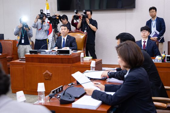 김용민 국회 법제사법위원회 법안심사제1소위원장이 지난 23일 서울 여의도 국회에서 열린 법사위 1소위에서 국민의힘 의원석을 바라보고 있다. 뉴스1