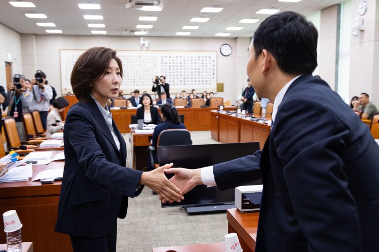 김용민 국회 법제사법위원회 법안심사제1소위원장(오른쪽)과 나경원 국민의힘 의원이 23일 서울 여의도 국회에서 열린 제429회 국회(정기회) 법제사법위원회 제4차 법안심사제1소위원회에 앞서 인사를 나누고 있다. 뉴스1