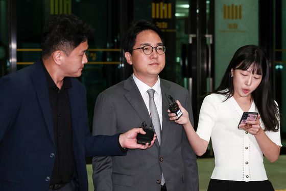 심우정 전 검찰총장이 지난 22일 새벽 서울 서초구 서울고등검찰청에 마련된 내란 특검팀(특별검사 조은석) 사무실에서 피고발인 신분으로 조사를 받은 후 귀가하고 있다. 심 전 총장은 윤석열 전 대통령 구속취소 결정에 즉시 항고를 포기해 직권남용과 직무유기 혐의 등으로 고발된 바 있다. 뉴스1