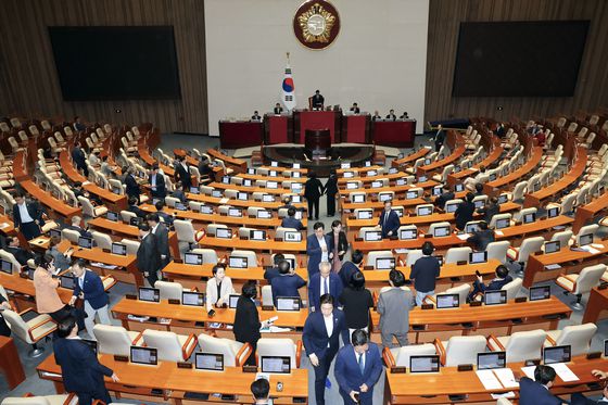 25일 본회의에서 공익신고자 보호법 일부개정법률안 등 4건의 신속처리안건 지정동의의 건 무기명 투표 개표 중 유효 판단이 필요한 표에 관해 우원식 국회의장이 김병기 더불어민주당 원내대표와 송언석 국민의힘 원내대표를 의장석으로 불러 상의하고 있다. 김성룡 기자